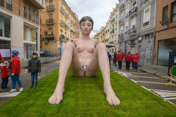 Les Falles es retroben amb el temps però marquen límits violents amb el poder
