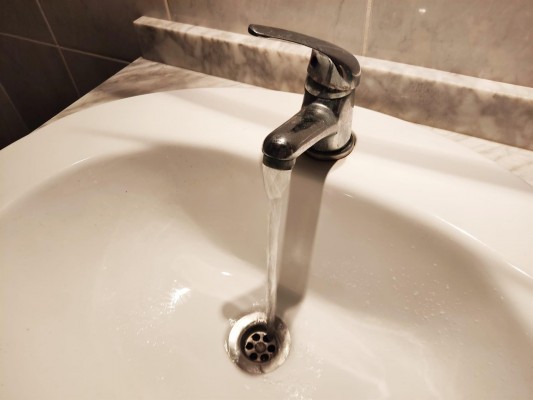 El pago del suministro de agua por València a personas sin recursos crece un 41% en 2021