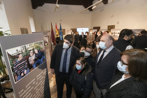 San Esteban inaugura una exposición que da visibilidad al síndrome de Down