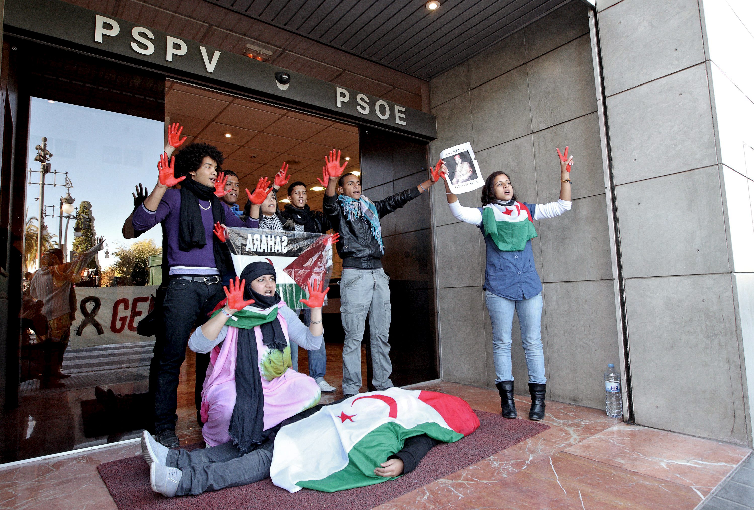 Protesta de activistas saharauis en la sede del PSPV en 2010 Foto: EFE/MANUEL BRUQUE - 