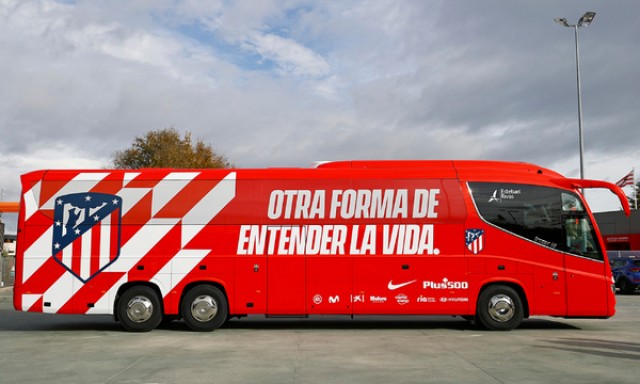El Atlético envía su autobús con ayuda a Ucrania, donde recogerá refugiados
