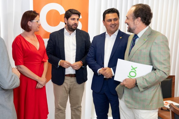 El Gobierno que se avecina en 2023: el PP cambia los cromos de Cs (lo borra) por Vox (nuevo amante)