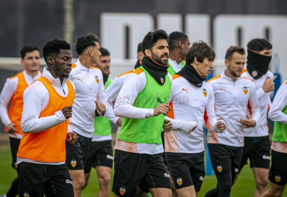 El Valencia volverá al trabajo el martes con menos de la mitad de la plantilla
