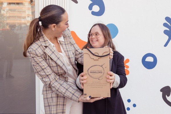 Dormitienda dona 10.000 euros a los proyectos educativos de la Fundación Asindown