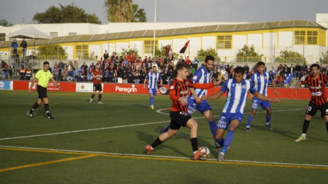 Meritorio punto del Águilas FC, que nivela un 2-0 adverso con un jugador menos por la roja a Gaffoor