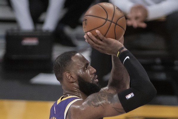 LeBron James supera a Karl Malone y se convierte en el segundo máximo anotador de la historia de la NBA