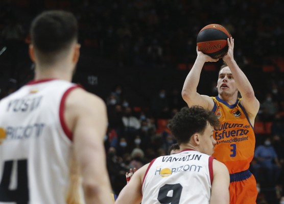 Valencia sufre para ganar al Zaragoza de Bone