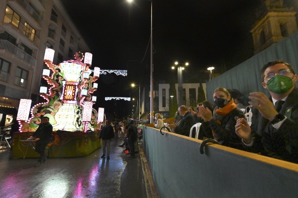 La gaiata vuelve a 'esclatar de llum' en un renovado desfile animado por todos los sectores