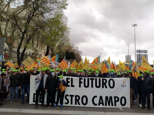 Miles de agricultores se manifiestan en Madrid para reivindicar un futuro para el mundo rural
