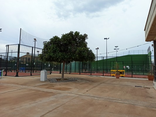 Benicàssim creará una nueva pista de pádel en el polideportivo municipal