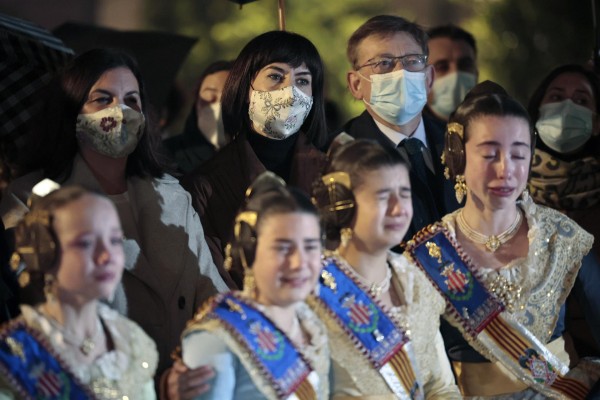 La emoción de los más pequeños sortea la borrasca al ver arder sus fallas
