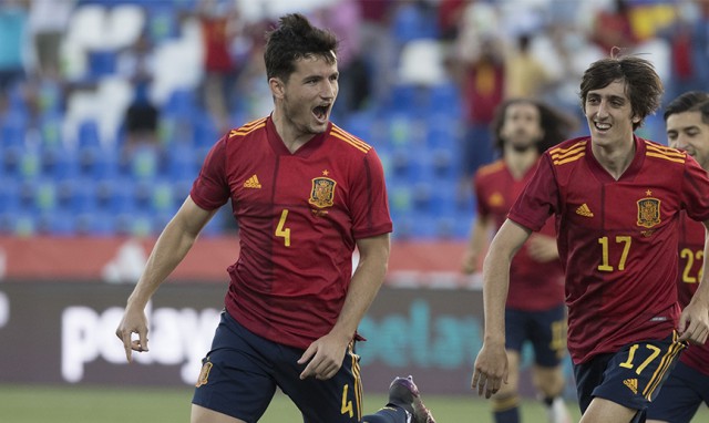 Hugo Guillamón, convocado con la selección absoluta por la lesión de Diego Llorente