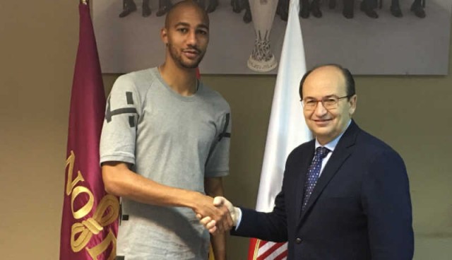 NZonzi amplía su contrato con el Sevilla hasta 2020