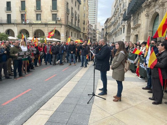 Vox reúne a unas 600 personas en su concentración contra el Gobierno en Alicante