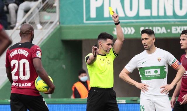 Elche y Valencia igualan al descanso en un duelo equilibrado y con polémica