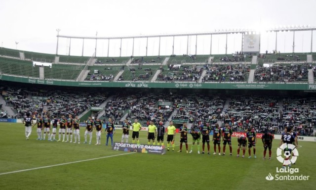 Aficionados de Elche y Valencia se ovacionan mutuamente antes del partido