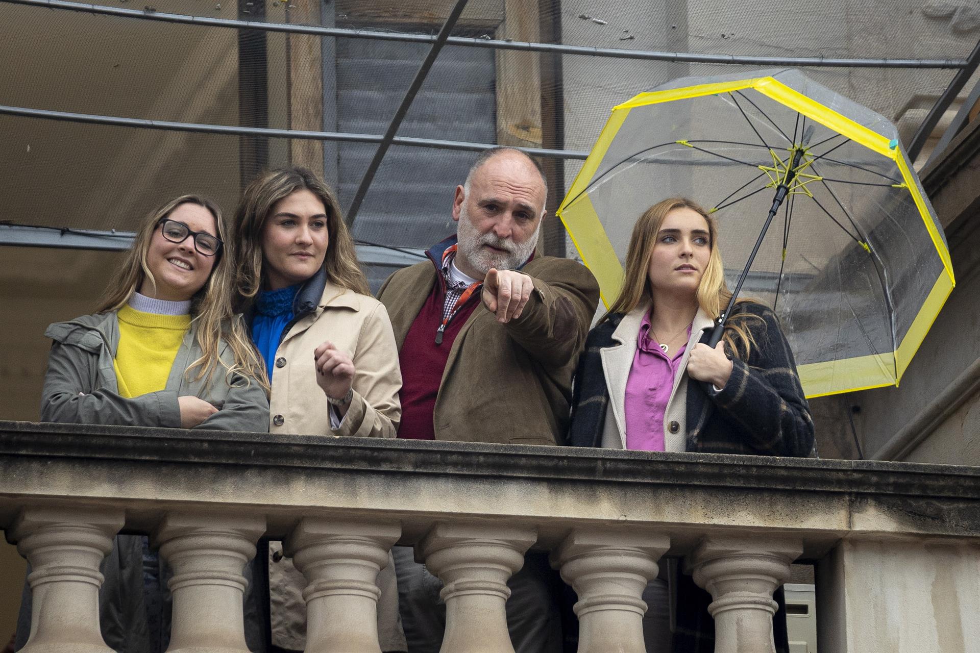 Paraguas, abrigos y Nino Bravo para la última y abarrotada mascletà de Fallas
