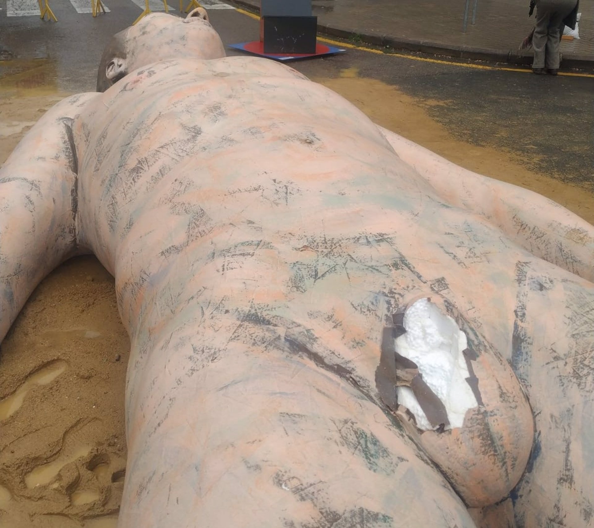 Cortan el pene a otra figura de falla de Anna Ruiz