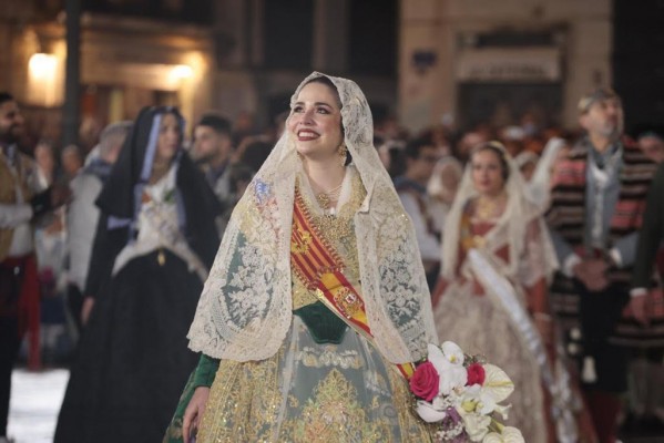Santos Textil elabora las mantillas que lucen las Falleras Mayores en la misa y ofrenda a San José