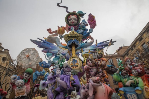 València quema sus últimas horas de Fallas entre petardos y clima desapacible