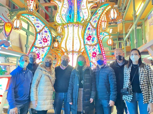 Carrasco reconoce la labor del 'món de la festa' con una visita al almacén de gaiatas