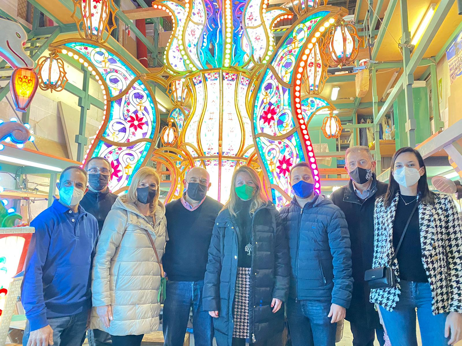 Carrasco reconoce la labor del 'món de la festa' con una visita al almacén de gaiatas