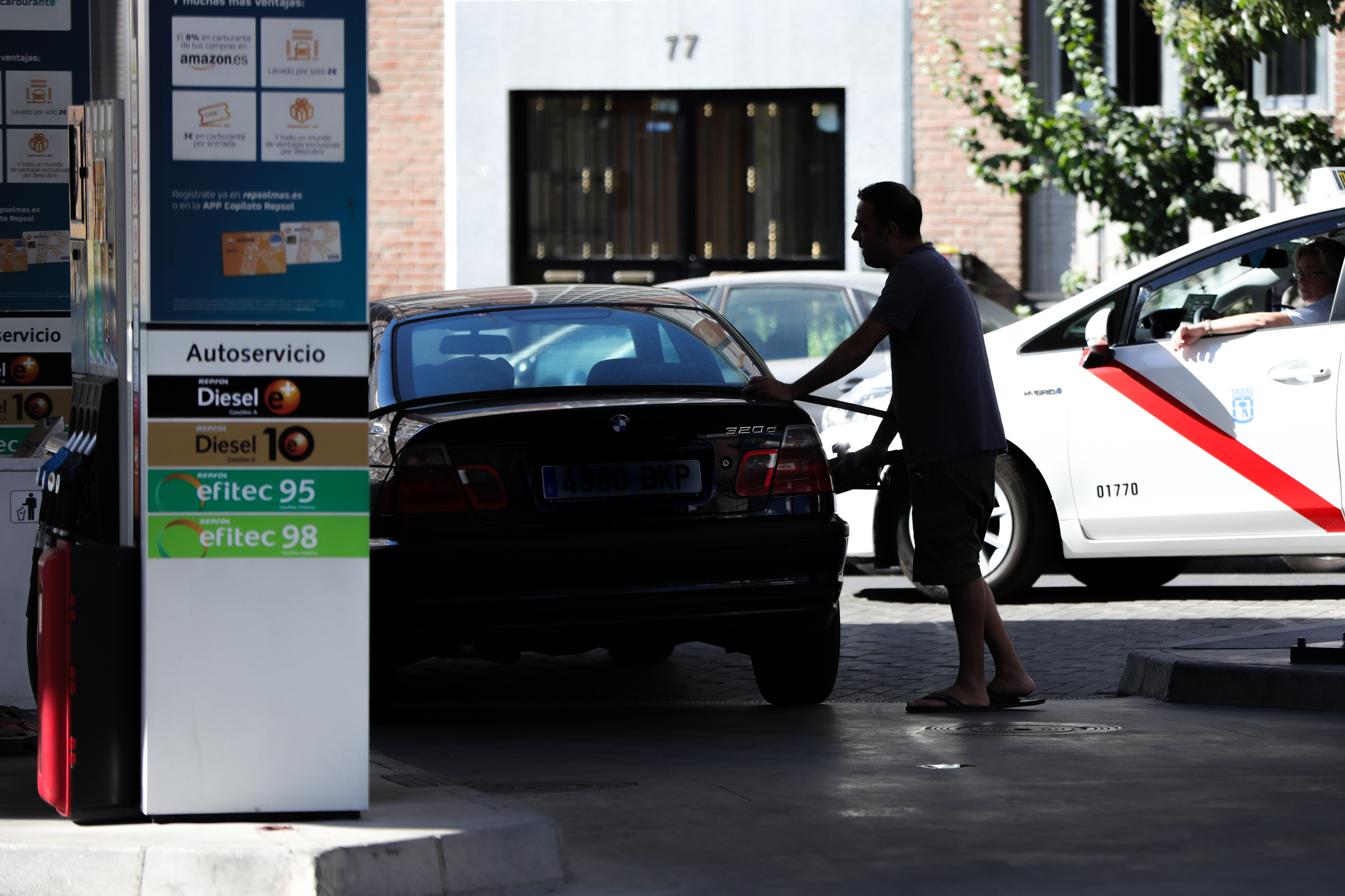 Las autonomías reciben casi 10.000 millones de euros por el impuesto de hidrocarburos