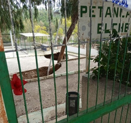 Vecinos de Porfirio Pascual en Elche reúnen firmas para exigir actuaciones y desconfían de los planes para la zona