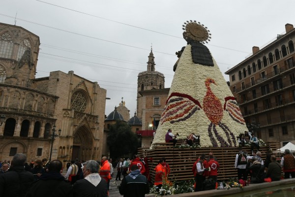 Un ave fénix en el manto de la Geperudeta simboliza el renacer tras 