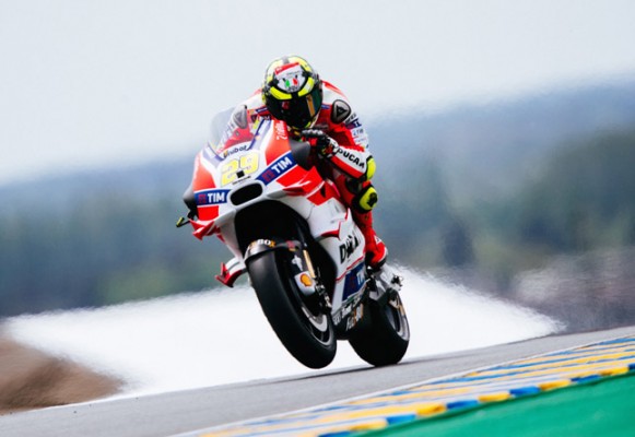 Andrea Iannone manda en la segunda sesión en Sepang