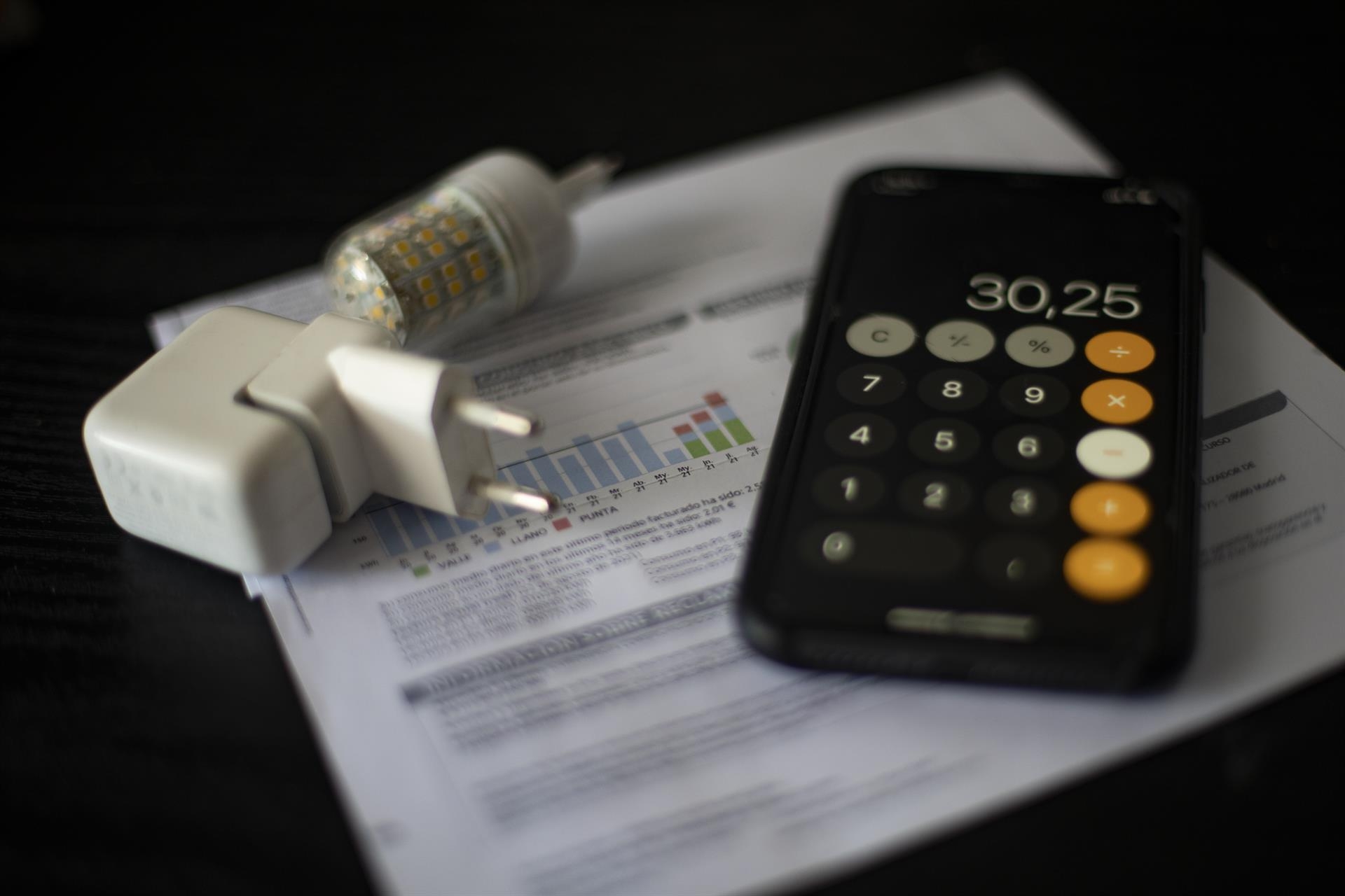 La luz bajará un 4,46% este sábado y se mantiene por debajo de los 250 euros/MWh