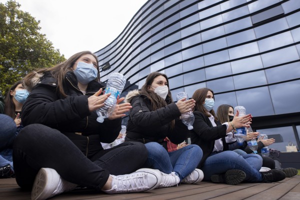 Una 'mascletà' didáctica y sostenible en el CEU de Castellón