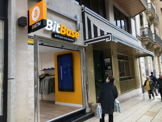 La compra de criptomonedas en tienda física llega a Alicante: BitBase prevé cerrar 100 canjes al mes