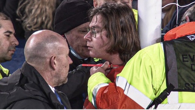 Un seguidor se ata el cuello a un poste e interrumpe el Everton-Newcastle
