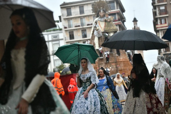 La devoción puede más que la lluvia: miles de falleros comienzan a desfilar en la Ofrenda a la Mare de Déu