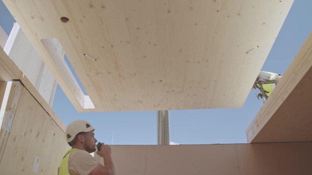 Aedas ensaya en Alicante la construcción del futuro: edificios hechos de madera en una fábrica