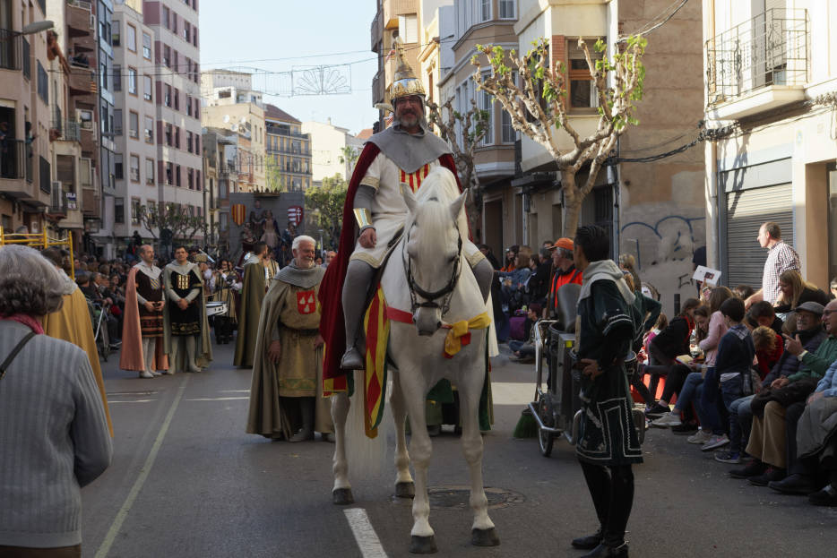 El Ayuntamiento invita a los médicos a desfilar en el Pregó y abre una polémica con los sanitarios 