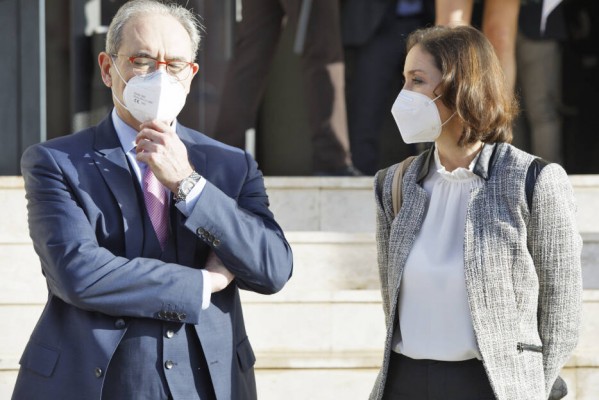 El azulejo se teme lo peor: el Gobierno aborda el precio de la electricidad y obvia el del gas