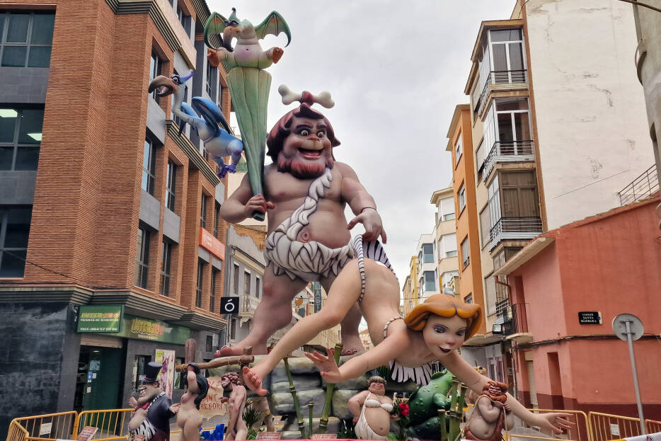 Varios colectivos feministas piden retirar una falla de Burriana por fomentar estereotipos sexistas