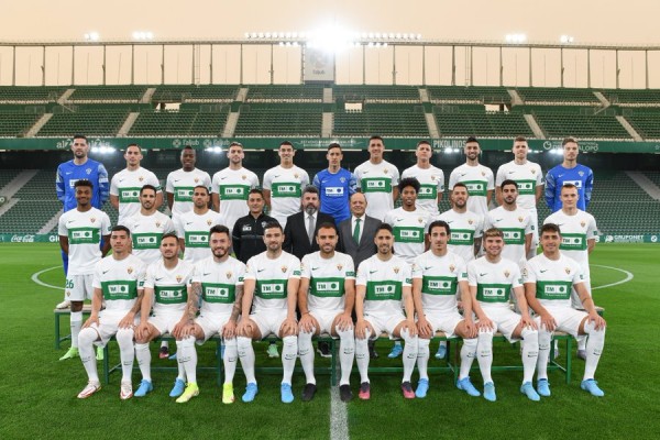 El Elche realiza la foto oficial con Bragarnik y las nuevas incorporaciones
