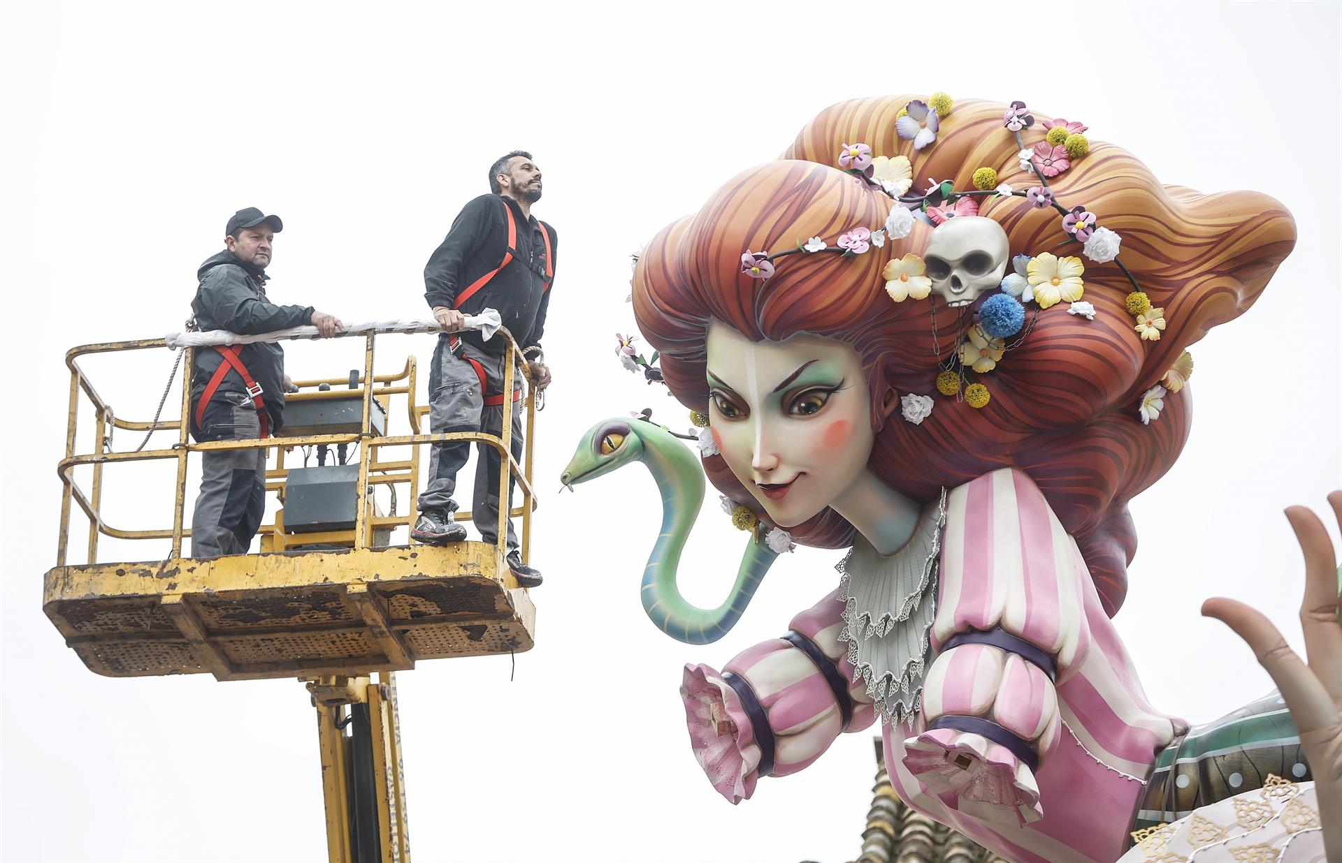 Las comisiones plantan sus monumentos mirando al cielo