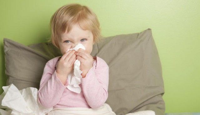 Los síntomas de la gripe en los niños pueden durar hasta dos semanas pero la fiebre no suele ser tan persistente