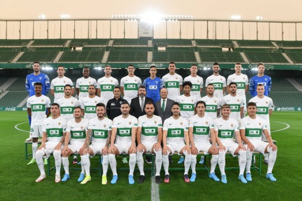 El Elche realiza la foto oficial con Bragarnik y las nuevas incorporaciones
