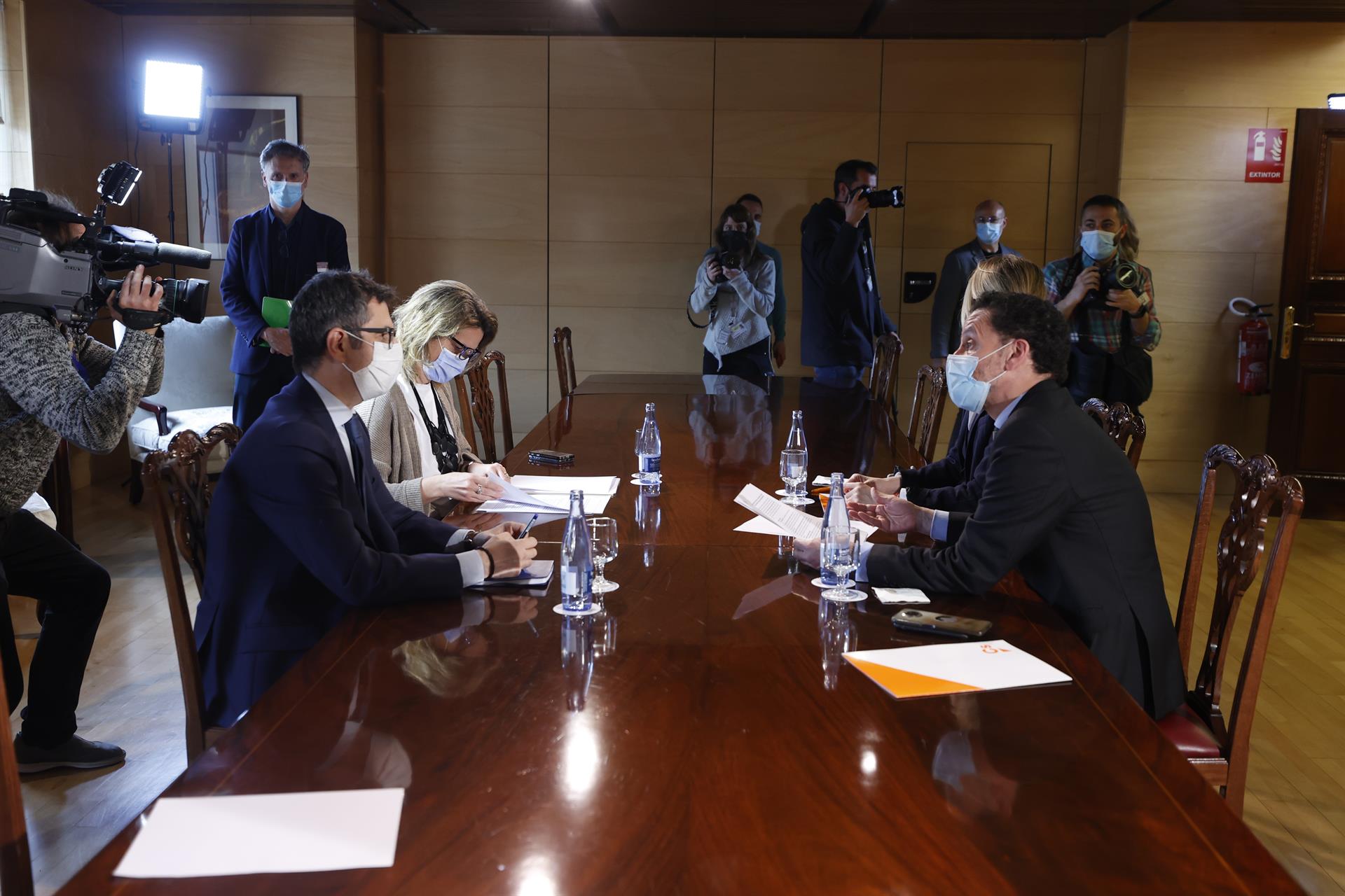 Félix Bolaños y Teresa Ribera se reúnen con Edmundo Bal. Foto: EFE/Javier Lizon - 