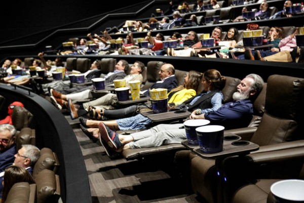 Desaparece el asiento libre obligatorio en cines donde dejaban comer y beber

