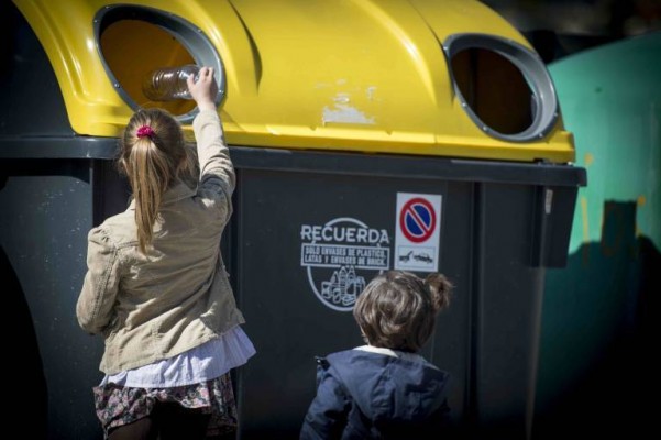 La patronal pide abrir a consumidores y vecinos la negociación sobre el plan de envases
