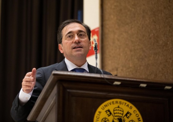 Albares dice que una adhesión de Ucrania a la UE no podría hacerse 
