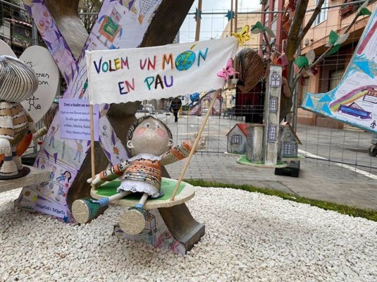 Una falla de Save the Children reivindica el derecho a jugar de los niños en situación vulnerable