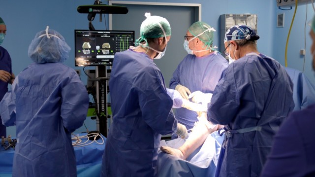Imed Valencia realiza la primera implantación de prótesis de rodilla mediante cirugía robotizada
