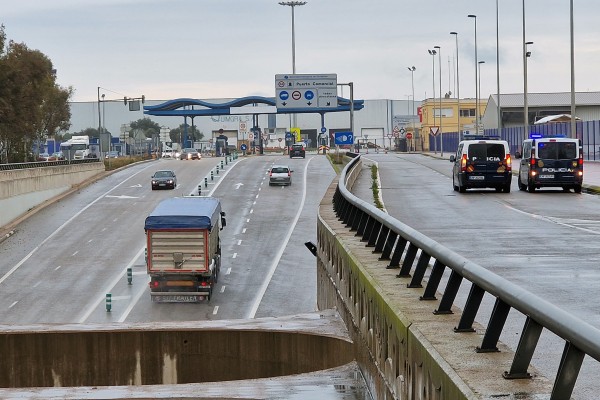 La patronal del transporte alerta de coacciones por parte de los huelguistas que dificultan su actividad 